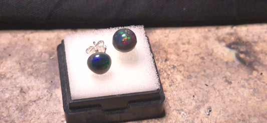Äthiopischer schwarzer Opal Ohrstecker
